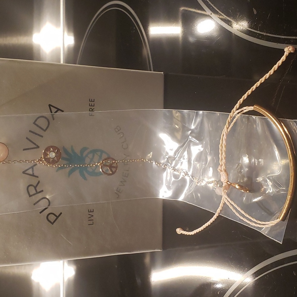 Pura Vida rose gold necklace and bracelet. Peace sign sun beads